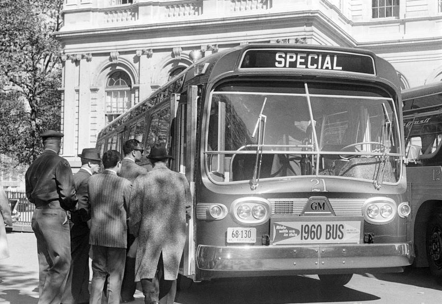 commuting-by-bus-in-1959-barney-stein (2).jpg